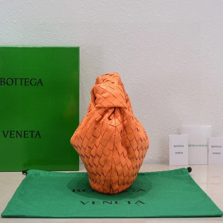 Batch 1460 BV Bottega Veneta 2022 Early Spring New Ladies Medium JODIE Handbag BV Bag 🔥The new method is to round the corners on the original basis and knot the round hobo bag with classic woven leather. The most iconic triangular pull-out design, using sheepskin draped soft shape, is super suitable for concave shapes~ Jodie feels really gentle to people, and is definitely the best item for daily matching. It has the same weave, new elements and twists, and is versatile. It is the new favorite of street style Internet celebrities! Size: 36*21*13 Model: 6697